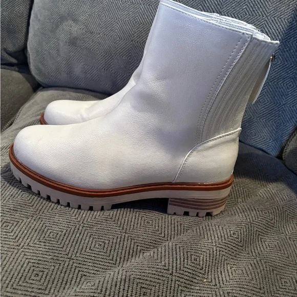 Chic White Zby Size 8 boots A00507 - Picture 2 of 8
